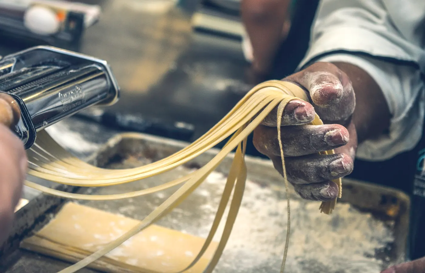 Le mani che lavorano la sfoglia